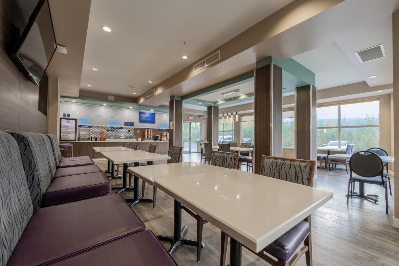 Holiday Inn Express Golden-Kicking Horse By Ihg Ngoại thất bức ảnh