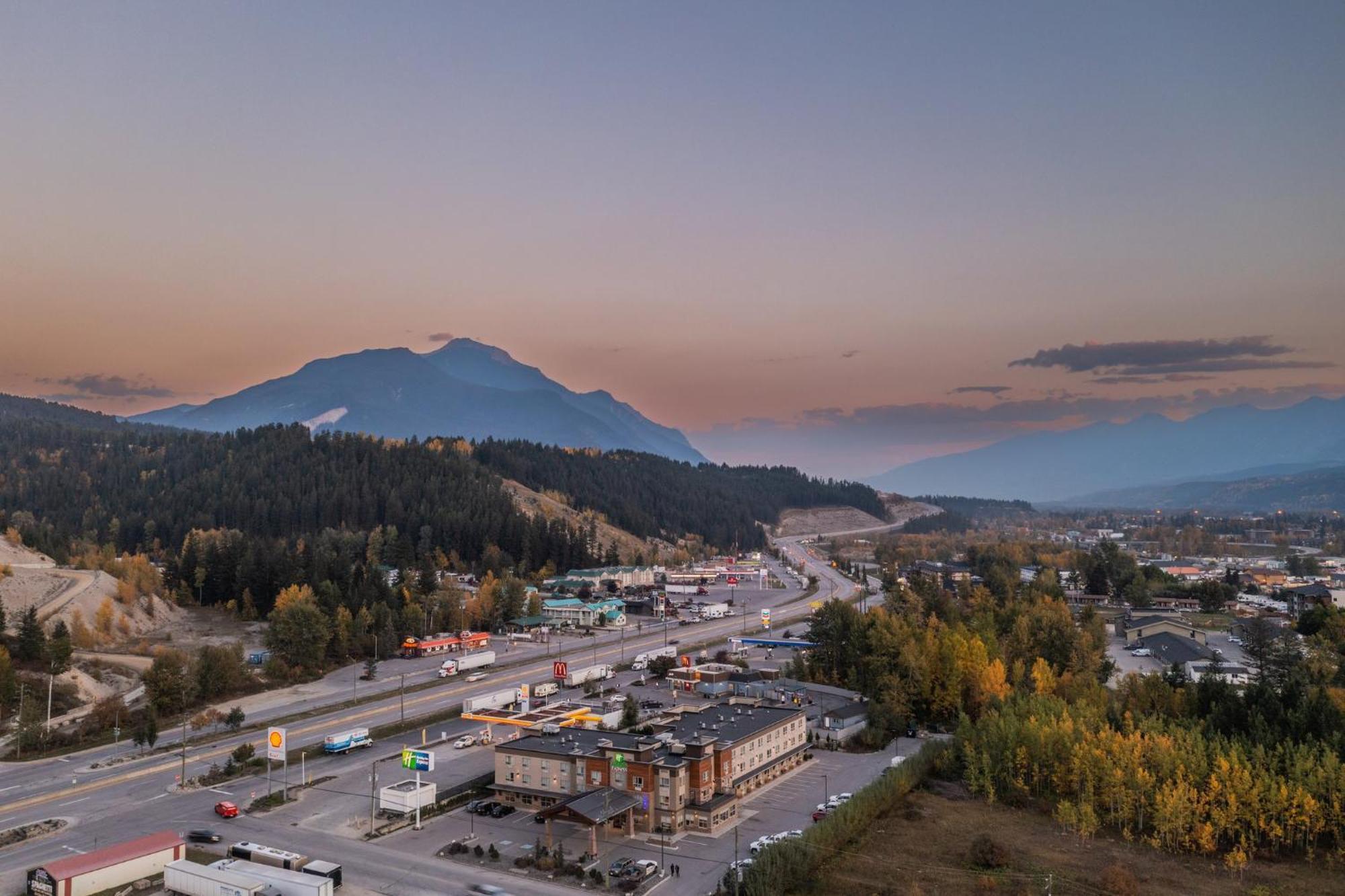 Holiday Inn Express Golden-Kicking Horse By Ihg Ngoại thất bức ảnh