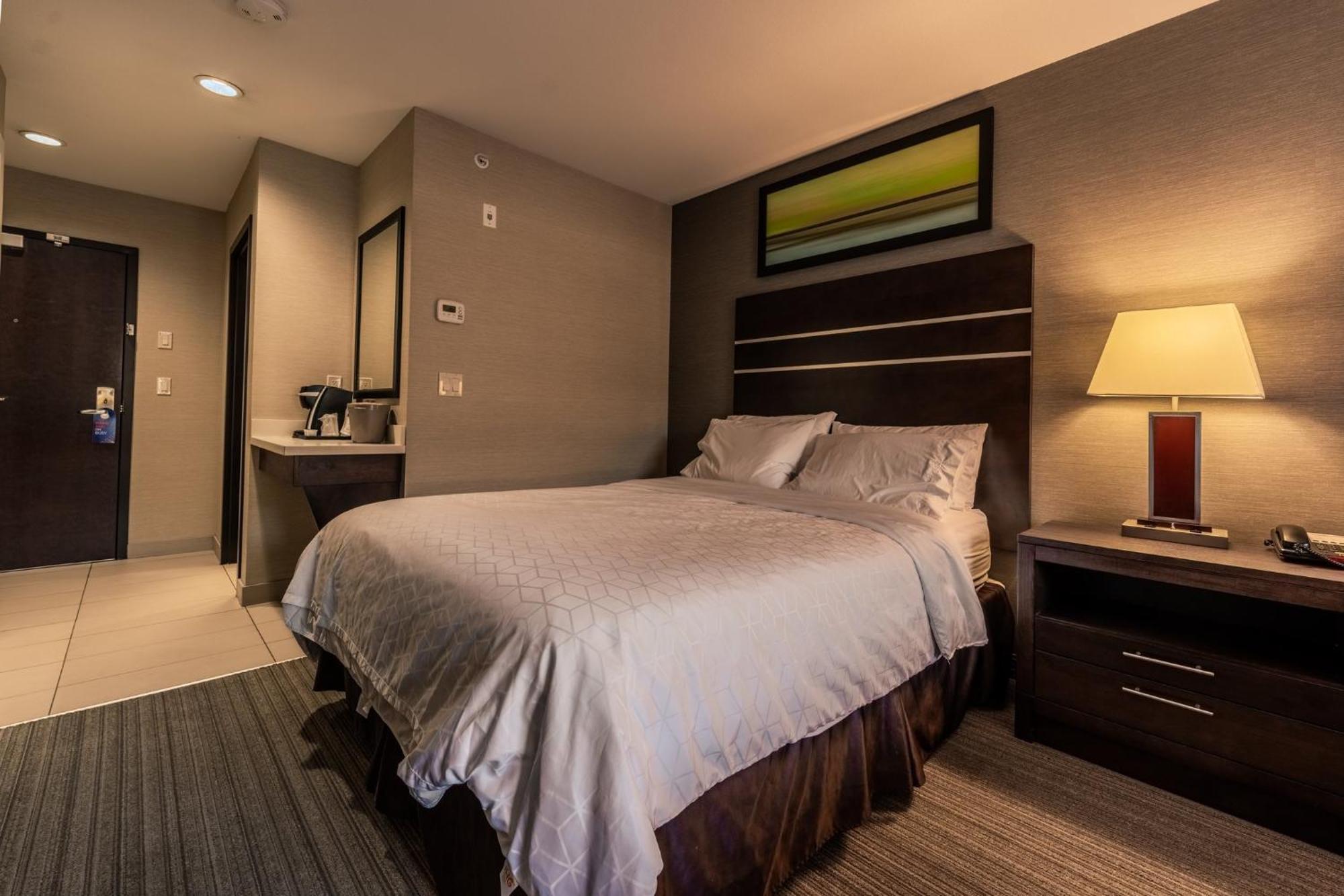 Holiday Inn Express Golden-Kicking Horse By Ihg Ngoại thất bức ảnh